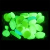 Sassi in plastica fluorescenti fosforescenti che si illuminano al buio