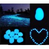Sassi blu in plastica fluorescenti fosforescenti che si illuminano al buio