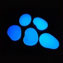 Sassi blu in plastica fluorescenti fosforescenti che si illuminano al buio